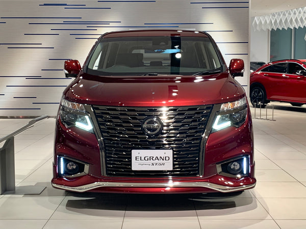 Front view of a Nissan Elgrand E52 Highway Star, photographed in 2021